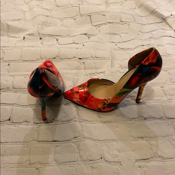 Size 8 JustFab multi-colored pumps - Picture 3 of 6